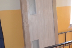 Nové dveře v paneláku 8